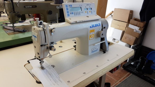 Machine à coudre industrielle Juki DDL-8700-7, Plaine électronique, coupe fils – Image 3